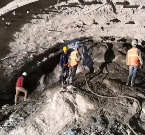 玛沁拱顶带模注浆料的施工流程及注意事项